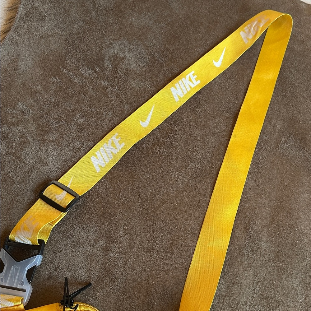 Nike Sportswear Essentials Crossbody Bag, Yellow - Picture 4 of 14
